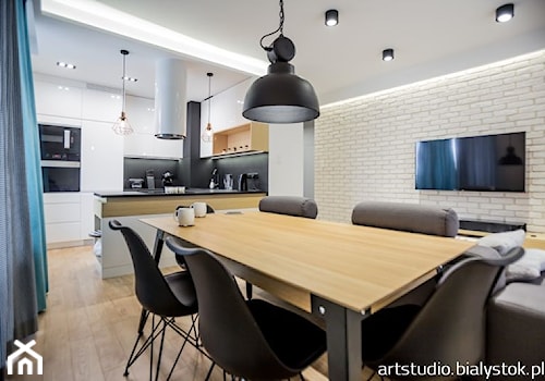 w stylu skandynawskim - Średnia biała jadalnia w salonie w kuchni, styl skandynawski - zdjęcie od MANUstudio • projektowanie wnętrz