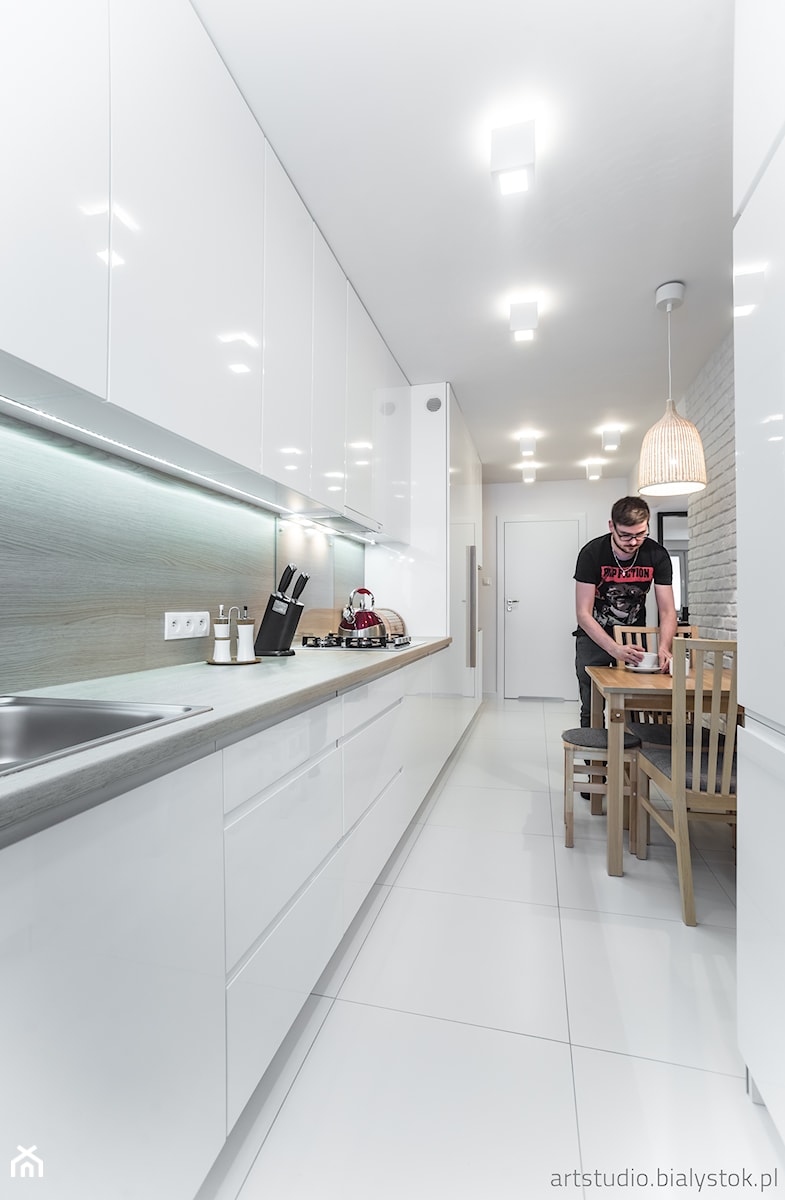 Realizacja projektu/jasno i przestrzennie - Duża zamknięta biała szara z zabudowaną lodówką z nablatowym zlewozmywakiem kuchnia jednorzędowa z oknem, styl skandynawski - zdjęcie od MANUstudio • projektowanie wnętrz