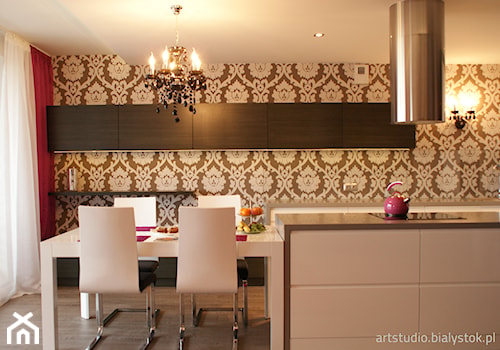 w stylu glamour... - Średnia beżowa brązowa jadalnia w kuchni, styl glamour - zdjęcie od MANUstudio • projektowanie wnętrz