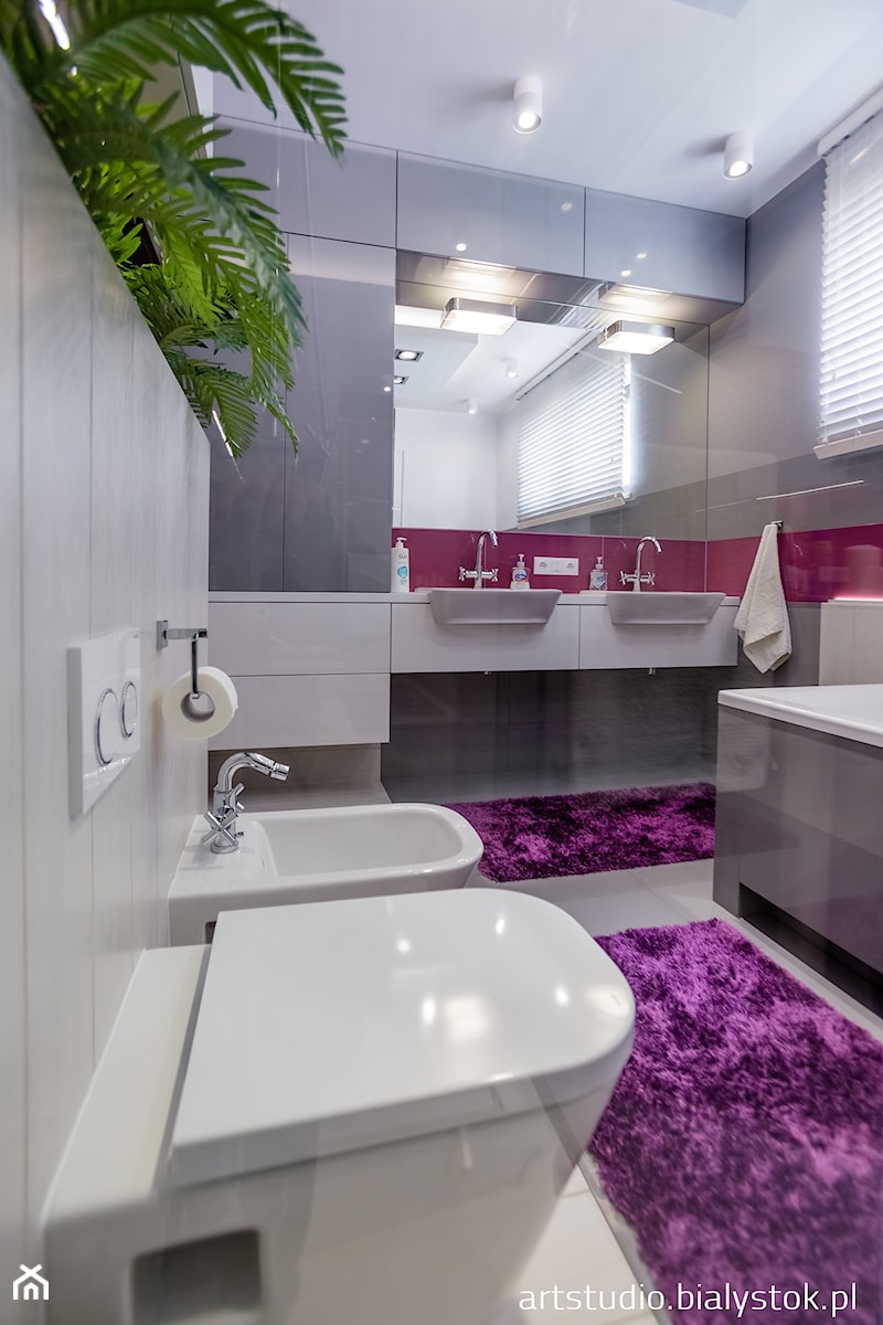 nowocześnie dla rodziny - Średnia na poddaszu z dwoma umywalkami łazienka z oknem, styl nowoczesny - zdjęcie od MANUstudio • projektowanie wnętrz