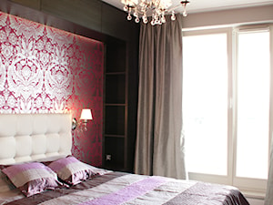 w stylu glamour... - Średnia beżowa czerwona sypialnia z balkonem / tarasem, styl glamour - zdjęcie od MANUstudio • projektowanie wnętrz