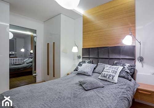 Z "drewnem" bambusowym - Średnia biała sypialnia, styl nowoczesny - zdjęcie od MANUstudio • projektowanie wnętrz