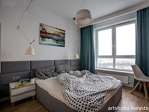 w stylu skandynawskim - Mała biała z biurkiem sypialnia, styl skandynawski - zdjęcie od MANUstudio • projektowanie wnętrz