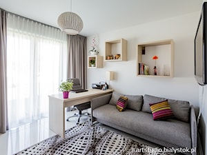 nowocześnie dla rodziny - Średnie w osobnym pomieszczeniu z sofą białe biuro, styl nowoczesny - zdjęcie od MANUstudio • projektowanie wnętrz