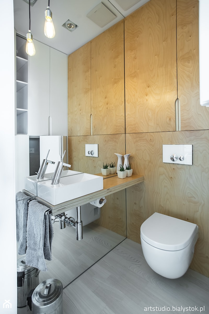 naturalnie...realizacja 2014 - Mała bez okna z lustrem z punktowym oświetleniem łazienka, styl industrialny - zdjęcie od MANUstudio • projektowanie wnętrz