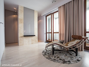 naturalnie...realizacja 2014 - Duża beżowa biała sypialnia z balkonem / tarasem, styl nowoczesny - zdjęcie od MANUstudio • projektowanie wnętrz