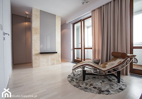 naturalnie...realizacja 2014 - Duża beżowa biała sypialnia z balkonem / tarasem, styl nowoczesny - zdjęcie od MANUstudio • projektowanie wnętrz