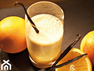 <h3 id="freshpresso-dla-1-osoby">Freshpresso dla 1 osoby</h3>
<ul>
<li>45 ml espresso</li>
<li>30 ml syropu waniliowego</li>
<li>sok pomarańczowy</li>
<li>4 kostki lodu</li>
</ul>
<p><strong>Przygotowanie:</strong>
Kostki lodu, syrop waniliowy i odrobinę soku pomarańczowego umieść w blenderze. Dodaj espresso i zmiksuj całość aż do uzyskania jednolitej konsystencji. Podawaj w wysokich szklankach i udekoruj laską wanilii lub kawałkami pomarańczy.</p>
