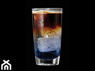 <h3 id="blue-cool-dla-1-osoby">Blue Cool dla 1 osoby</h3>
<ul>
<li>45 ml espresso</li>
<li>lemoniada</li>
<li>curaçao (alkohol) lub syrop Blue Curaçao</li>
<li>kostki lodu</li>
</ul>
<p><strong>Przygotowanie:</strong>
Przygotuj espresso. W wysokiej szklance umieść kostki lodu. Dodaj kawę, lemoniadę i likier. Rób to powoli, aby espresso nie zmieszało się z lemoniadą – dzięki temu uzyskasz intrygujący efekt wizualny. Wymieszaj przed wypiciem.</p>
