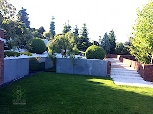 Nowoczesny ogród na skarpie - Średni z nawierzchnią pokrytą kostką brukową ogród przed domem za domem, styl nowoczesny - zdjęcie od NATUR Zielone Pogotowie / Michalina Trempała
