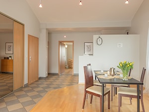 Mieszkanie w Gdyni - Średnia szara jadalnia jako osobne pomieszczenie, styl minimalistyczny - zdjęcie od DOMOWE ZMIANY. HOME STAGING. Tomasz Ziemann