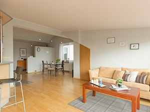Mieszkanie w Gdyni - Duży szary salon z jadalnią, styl minimalistyczny - zdjęcie od DOMOWE ZMIANY. HOME STAGING. Tomasz Ziemann