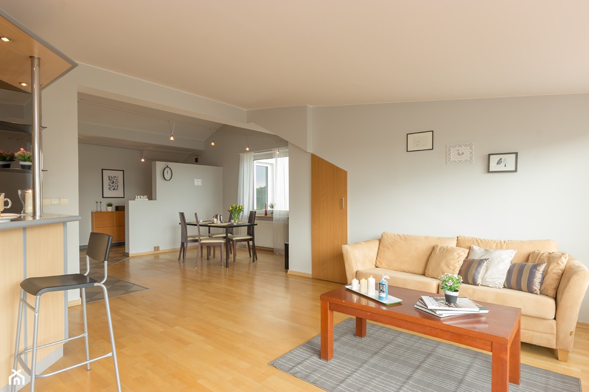 Mieszkanie w Gdyni - Duży szary salon z jadalnią, styl minimalistyczny - zdjęcie od DOMOWE ZMIANY. HOME STAGING. Tomasz Ziemann - Homebook