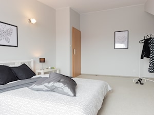 Mieszkanie w Gdyni - Średnia biała szara sypialnia na poddaszu, styl minimalistyczny - zdjęcie od DOMOWE ZMIANY. HOME STAGING. Tomasz Ziemann