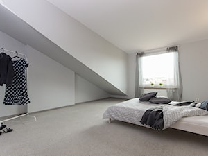 Mieszkanie w Gdyni - Duża biała szara sypialnia na poddaszu, styl minimalistyczny - zdjęcie od DOMOWE ZMIANY. HOME STAGING. Tomasz Ziemann