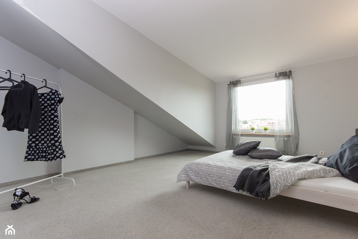 Mieszkanie w Gdyni - Duża biała szara sypialnia na poddaszu, styl minimalistyczny - zdjęcie od DOMOWE ZMIANY. HOME STAGING. Tomasz Ziemann - Homebook