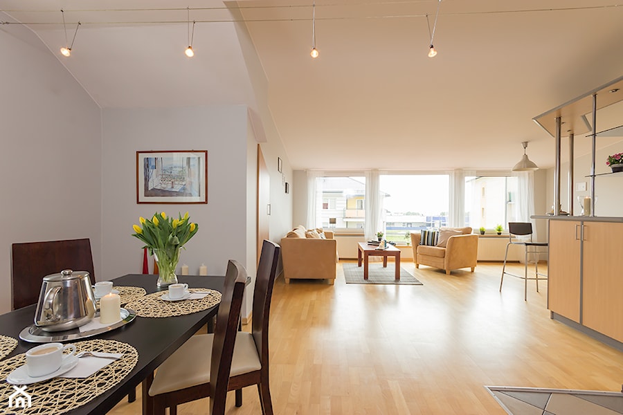 Mieszkanie w Gdyni - Duża biała jadalnia jako osobne pomieszczenie, styl tradycyjny - zdjęcie od DOMOWE ZMIANY. HOME STAGING. Tomasz Ziemann