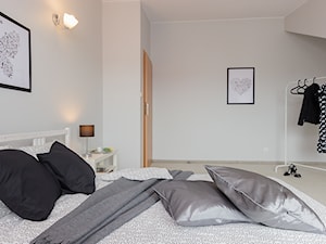 Mieszkanie w Gdyni - Mała szara sypialnia na poddaszu, styl tradycyjny - zdjęcie od DOMOWE ZMIANY. HOME STAGING. Tomasz Ziemann