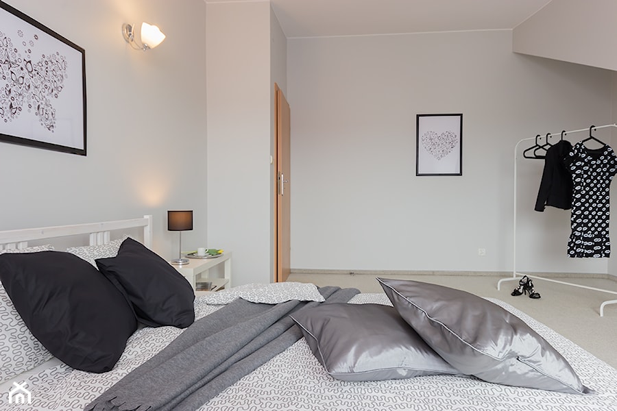 Mieszkanie w Gdyni - Mała szara sypialnia na poddaszu, styl tradycyjny - zdjęcie od DOMOWE ZMIANY. HOME STAGING. Tomasz Ziemann