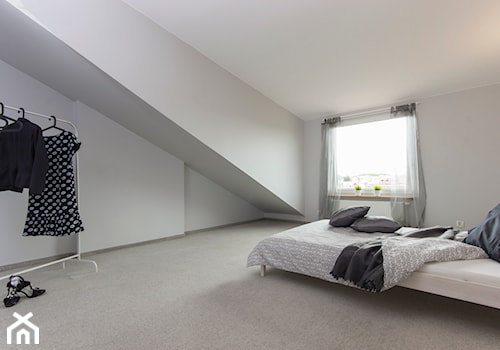 Mieszkanie w Gdyni - Duża biała szara sypialnia na poddaszu, styl tradycyjny - zdjęcie od DOMOWE ZMIANY. HOME STAGING. Tomasz Ziemann
