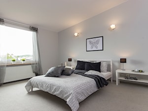 Mieszkanie w Gdyni - Duża biała szara sypialnia, styl minimalistyczny - zdjęcie od DOMOWE ZMIANY. HOME STAGING. Tomasz Ziemann