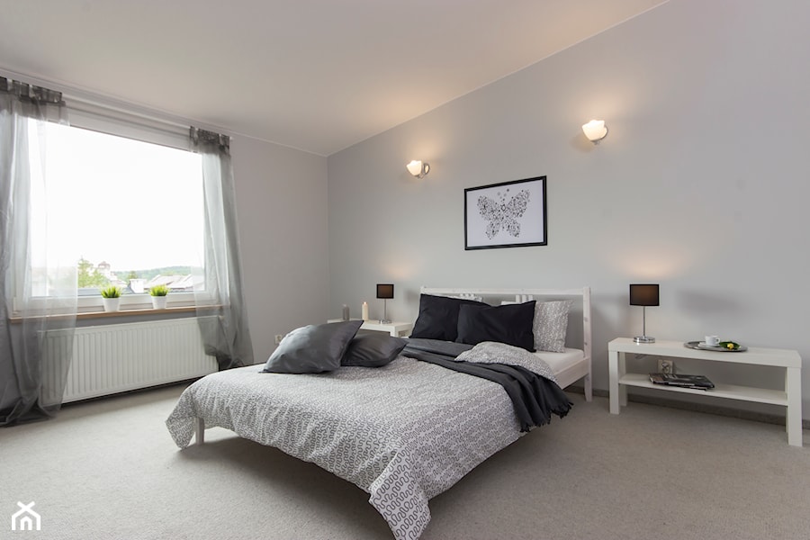Mieszkanie w Gdyni - Duża biała szara sypialnia, styl minimalistyczny - zdjęcie od DOMOWE ZMIANY. HOME STAGING. Tomasz Ziemann