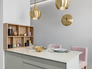 Mieszkanie w Gdańsku · Realizacja - Mała otwarta z kamiennym blatem szara z zabudowaną lodówką kuchnia jednorzędowa, styl nowoczesny - zdjęcie od WOJSZ studio