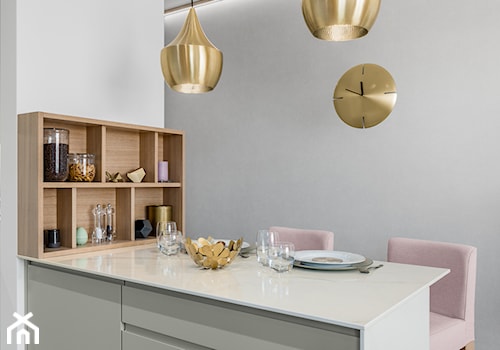Mieszkanie w Gdańsku · Realizacja - Mała otwarta z kamiennym blatem szara z zabudowaną lodówką kuchnia jednorzędowa, styl nowoczesny - zdjęcie od WOJSZ studio