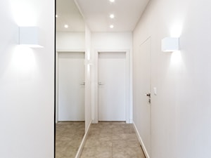 Dom w Rąbie · Realizacja - Mały beżowy biały hol / przedpokój, styl nowoczesny - zdjęcie od WOJSZ studio