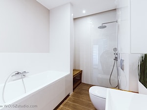 Dom w Rąbie · Realizacja - Duża jako pokój kąpielowy z punktowym oświetleniem łazienka z oknem, styl nowoczesny - zdjęcie od WOJSZ studio