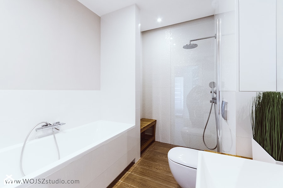 Dom w Rąbie · Realizacja - Duża jako pokój kąpielowy z punktowym oświetleniem łazienka z oknem, styl nowoczesny - zdjęcie od WOJSZ studio