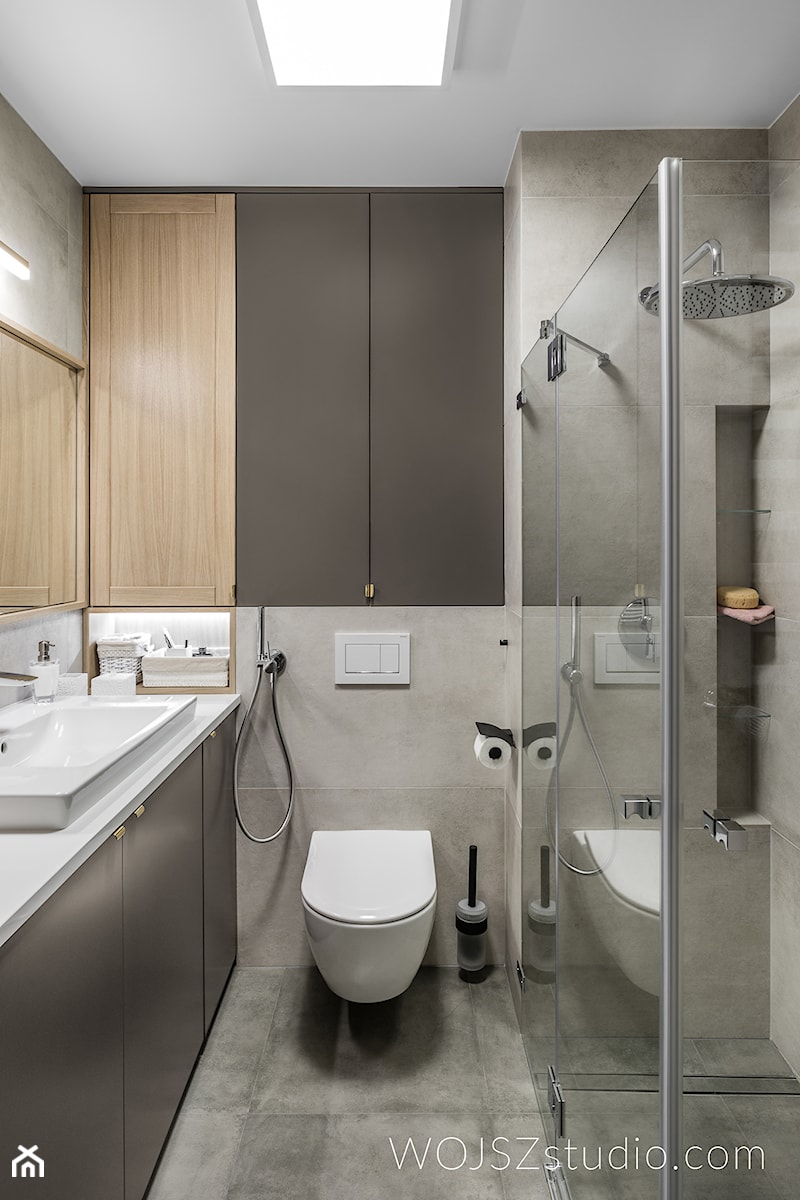 Mieszkanie w Gdańsku · Realizacja - Mała na poddaszu bez okna z lustrem łazienka, styl nowoczesny - zdjęcie od WOJSZ studio