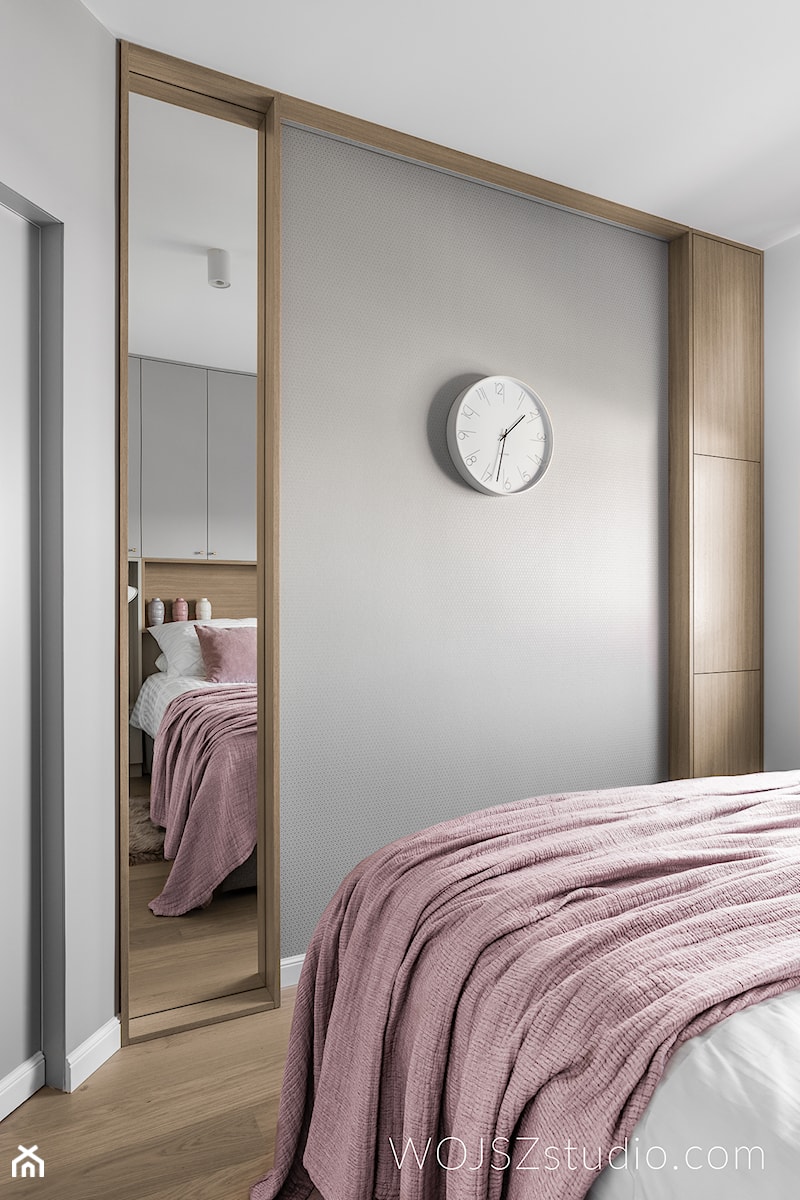 Mieszkanie w Gdańsku · Realizacja - Mała biała szara sypialnia, styl nowoczesny - zdjęcie od WOJSZ studio