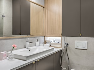 Mieszkanie w Gdańsku · Realizacja - Mała z lustrem łazienka, styl nowoczesny - zdjęcie od WOJSZ studio