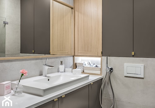 Mieszkanie w Gdańsku · Realizacja - Mała z lustrem łazienka, styl nowoczesny - zdjęcie od WOJSZ studio