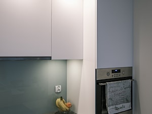 Mieszkanie w Gdańsku · Realizacja - Średnia z kamiennym blatem niebieska z zabudowaną lodówką kuchnia jednorzędowa, styl nowoczesny - zdjęcie od WOJSZ studio