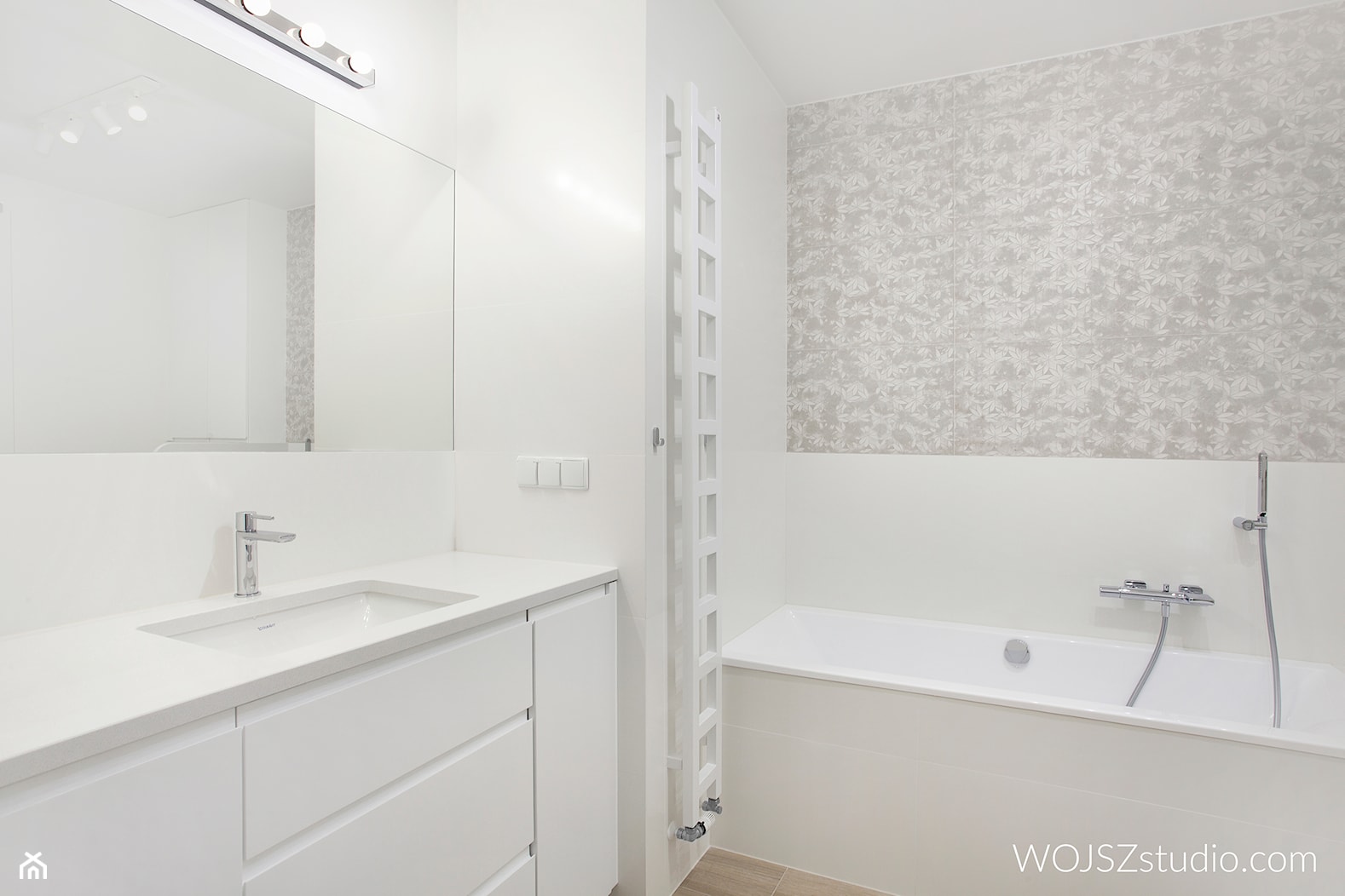 Dom w Gdańsku · Realizacja - Średnia bez okna z lustrem łazienka, styl nowoczesny - zdjęcie od WOJSZ studio - Homebook
