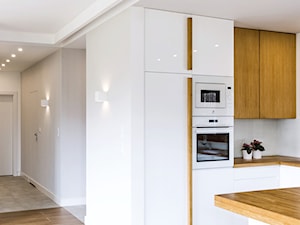 Dom w Rąbie · Realizacja - Średnia otwarta z salonem biała z zabudowaną lodówką kuchnia w kształcie litery g, styl nowoczesny - zdjęcie od WOJSZ studio