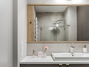 Mieszkanie w Gdańsku · Realizacja - Mała bez okna z lustrem łazienka, styl nowoczesny - zdjęcie od WOJSZ studio