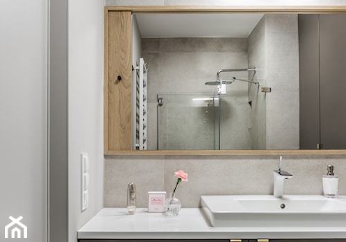 Mieszkanie w Gdańsku · Realizacja - Mała bez okna z lustrem łazienka, styl nowoczesny - zdjęcie od WOJSZ studio