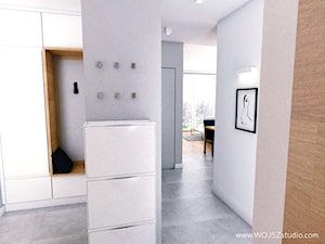 Mieszkanie w Gdyni · Projekt - Mały z wieszakiem biały szary hol / przedpokój, styl nowoczesny - zdjęcie od WOJSZ studio