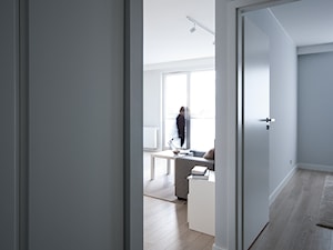 Mieszkanie w Gdańsku · Realizacja - Średni szary hol / przedpokój, styl nowoczesny - zdjęcie od WOJSZ studio