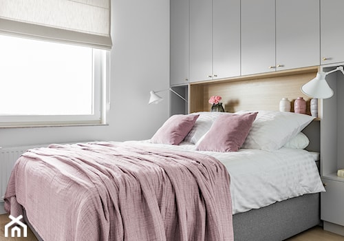 Mieszkanie w Gdańsku · Realizacja - Średnia biała sypialnia, styl nowoczesny - zdjęcie od WOJSZ studio