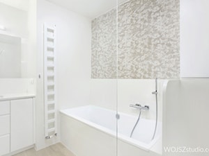 Dom w Gdańsku · Realizacja - Średnia bez okna z lustrem łazienka, styl nowoczesny - zdjęcie od WOJSZ studio