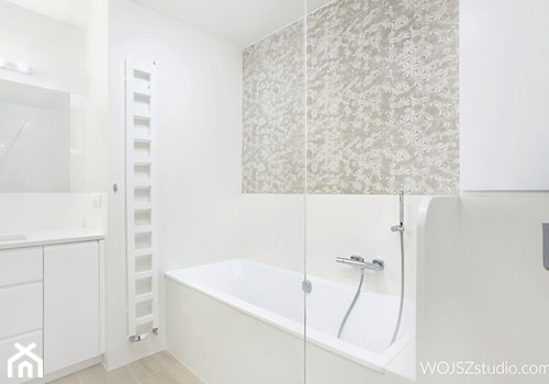 Dom w Gdańsku · Realizacja - Średnia bez okna z lustrem łazienka, styl nowoczesny - zdjęcie od WOJSZ studio