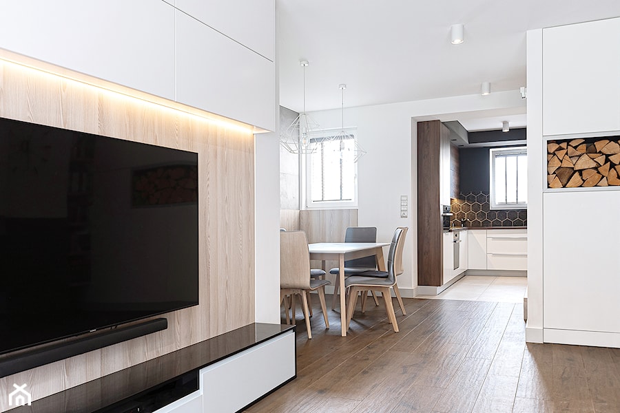 Dom w Gdyni · Realizacja - Średni biały salon z kuchnią z jadalnią, styl nowoczesny - zdjęcie od WOJSZ studio