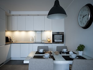 Mieszkanie w Gdańsku · Realizacja - Średnia otwarta z salonem biała z zabudowaną lodówką kuchnia w kształcie litery l, styl nowoczesny - zdjęcie od WOJSZ studio