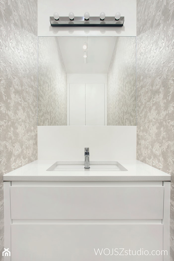 Dom w Gdańsku · Realizacja - Z lustrem łazienka, styl nowoczesny - zdjęcie od WOJSZ studio - Homebook