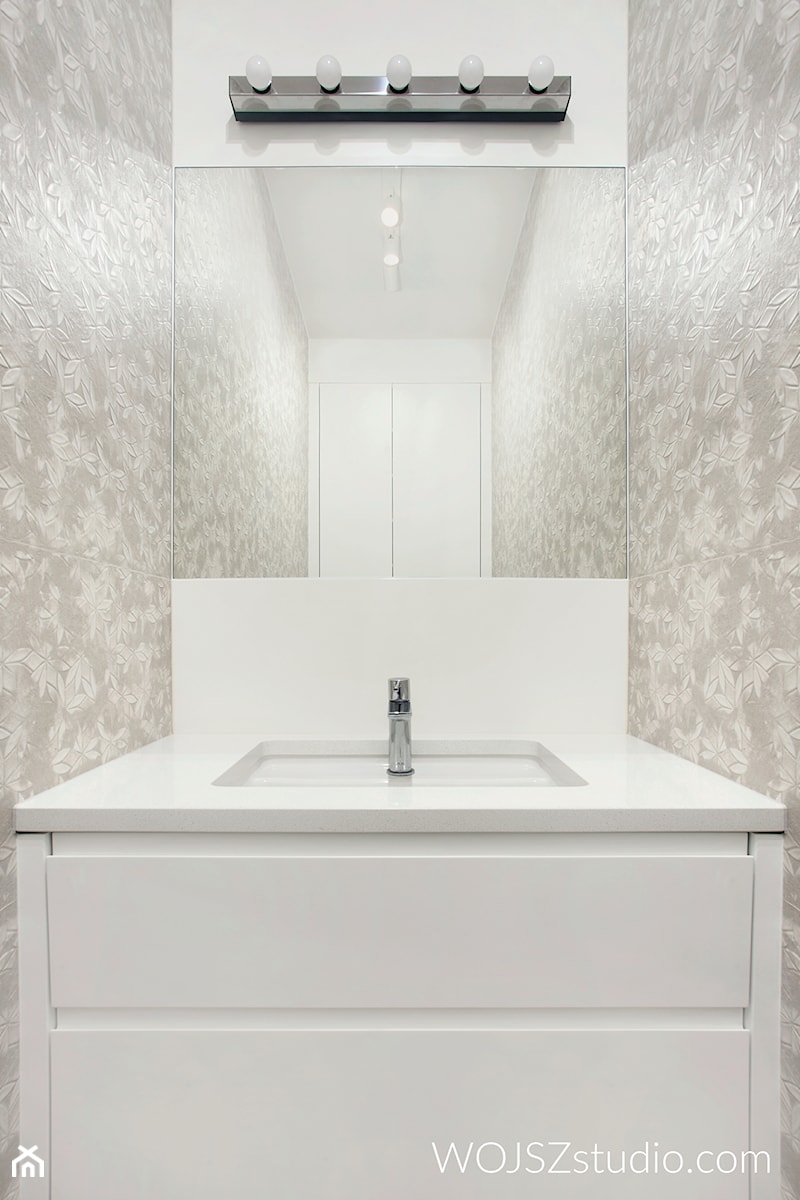 Dom w Gdańsku · Realizacja - Z lustrem łazienka, styl nowoczesny - zdjęcie od WOJSZ studio