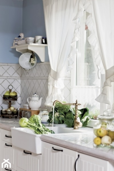 Mała zamknięta niebieska szara z nablatowym zlewozmywakiem kuchnia jednorzędowa z oknem, styl rustykalny - zdjęcie od To Ta Monika